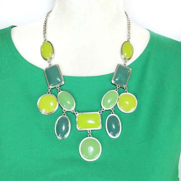 Statement bib necklace in green colors - Picture 2 of 8